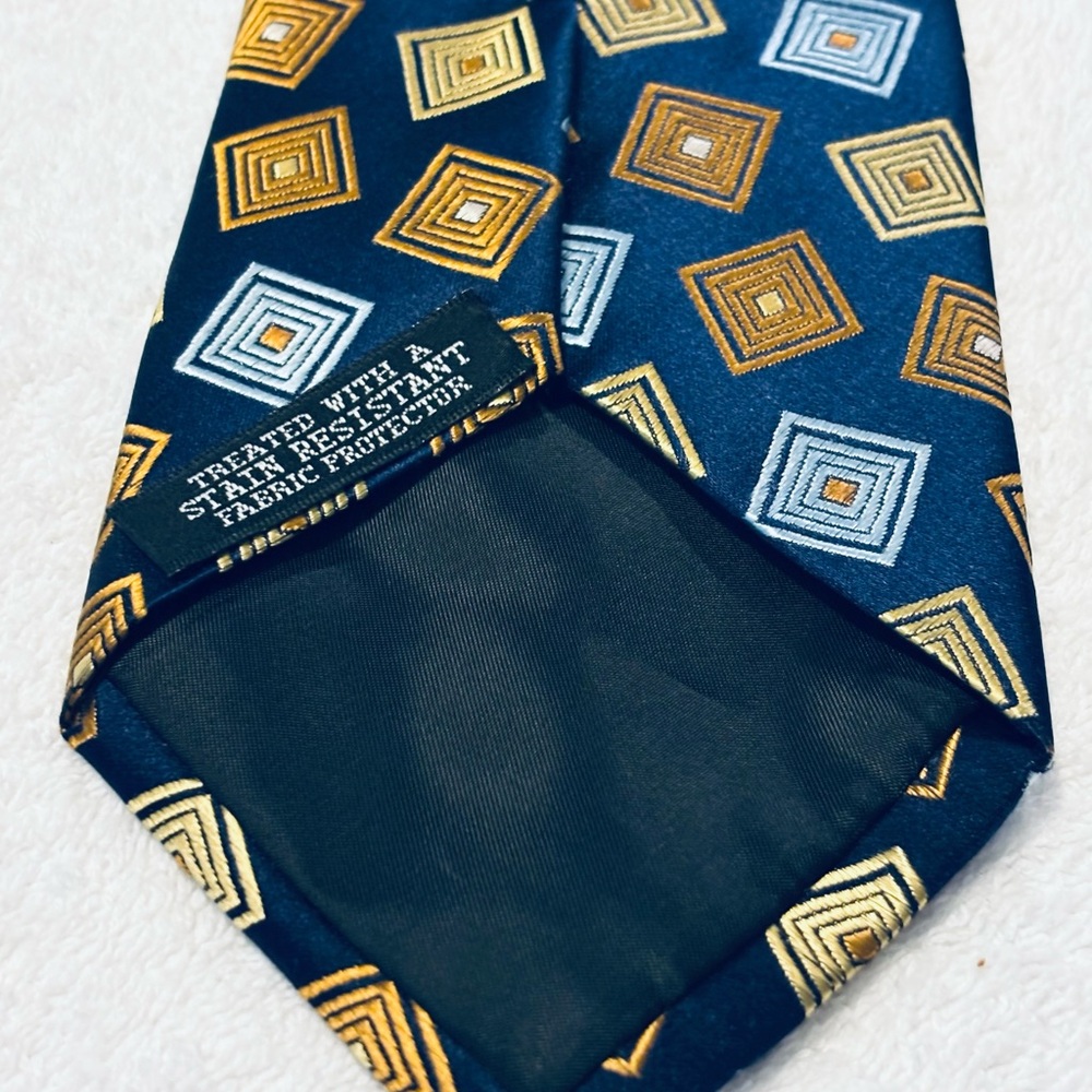 Brand New Stylish Tie By GEOFFREY BEENE - Picture 3 of 4
